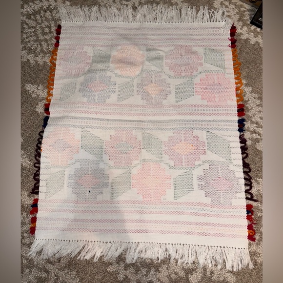 🎄3/$20‼️Colorful Floral Woven Rug🌼 - Picture 4 of 4